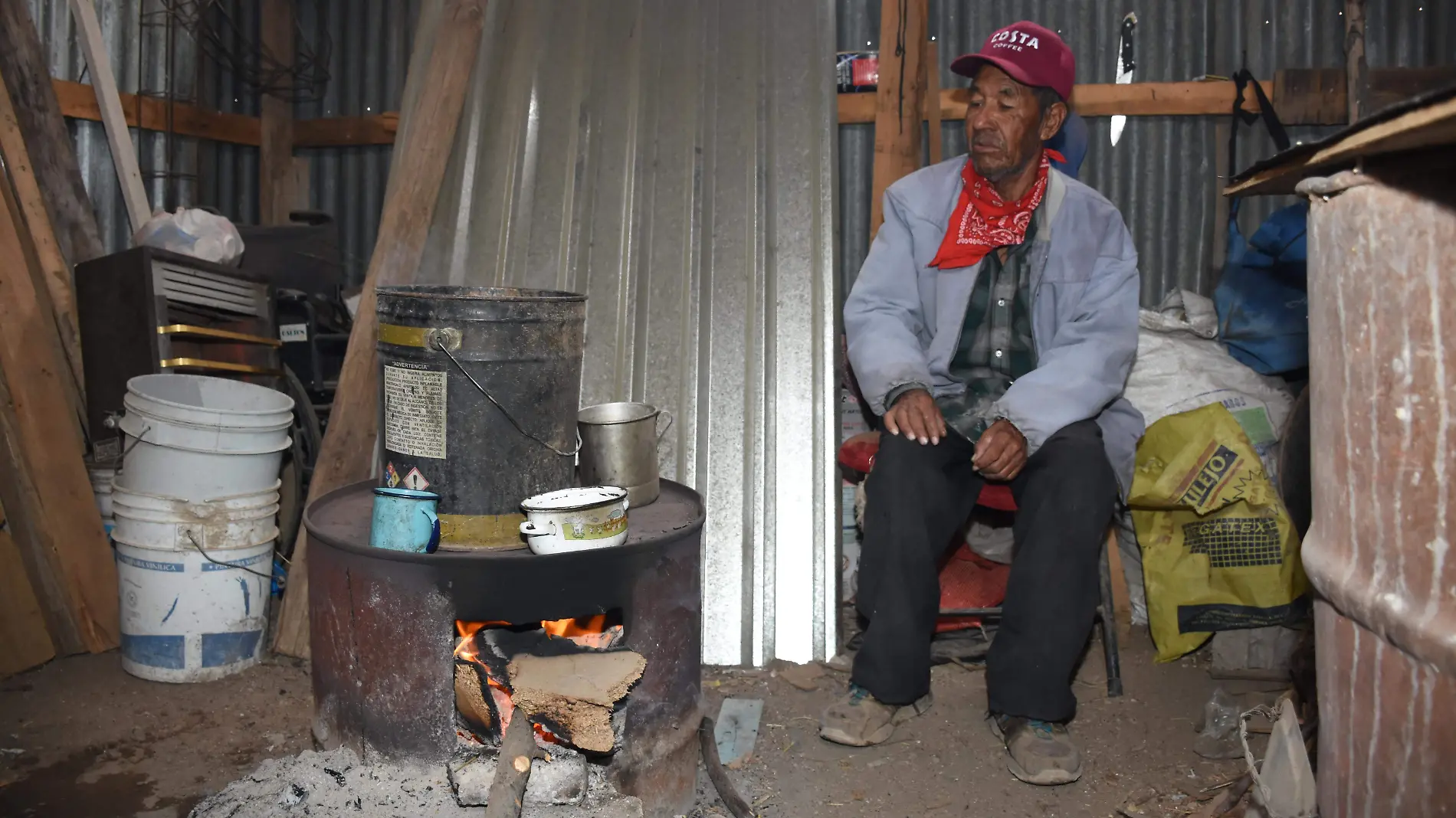 familias de bajos recursos sufren las inclemencias del frio (17)